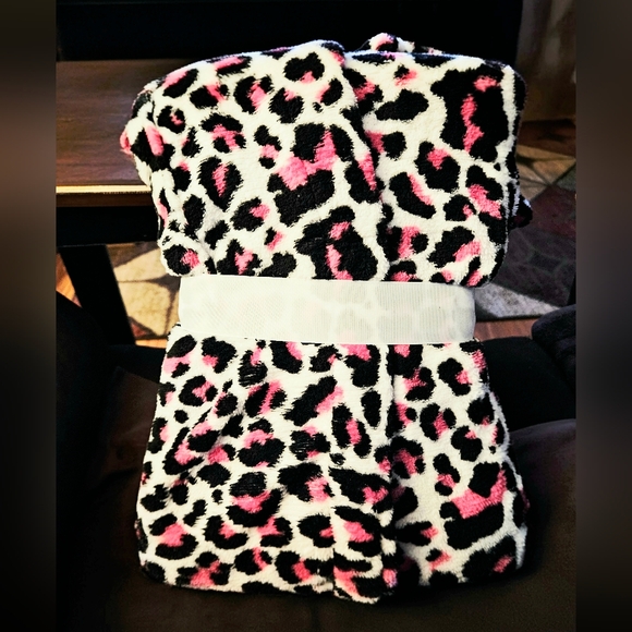 Just Be Leopard Print 2pc Robe & Headband Set - Picture 3 of 6